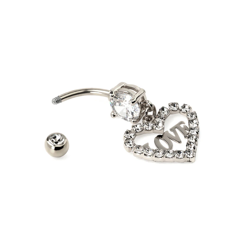 Umbigo piercing com coração de pedras e palavra "love"