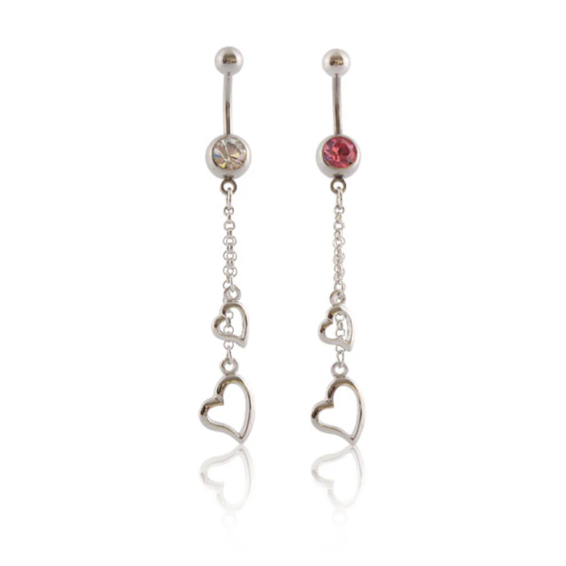 Umbigo piercing com pendente de coração na corrente