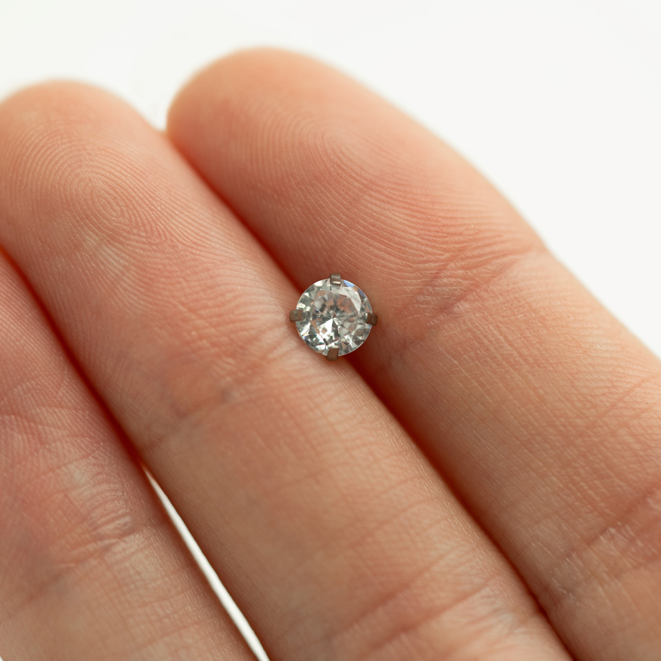 Microdermal joia com uma pedra grande