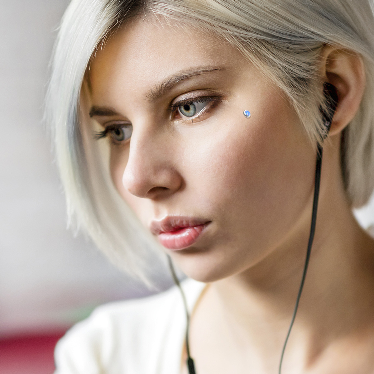Micro dermal joia plana com uma pedra opala