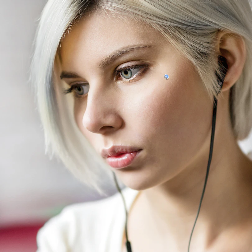 Micro dermal joia plana com uma pedra opala