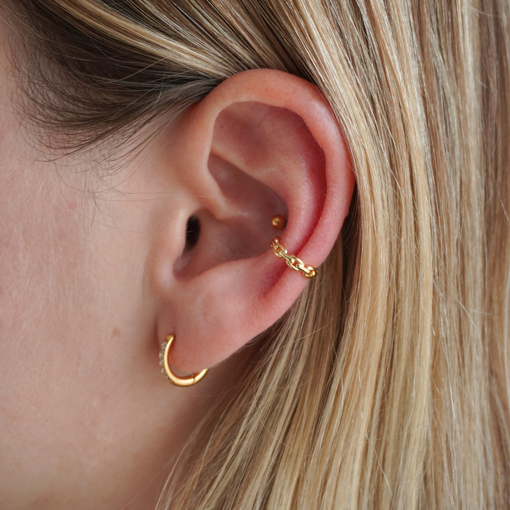 Earcuff com design de corrente