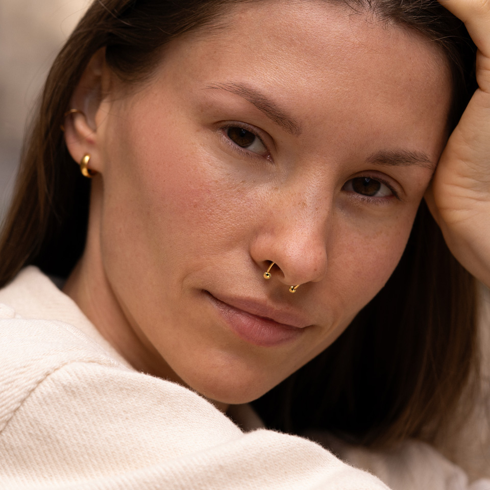 Ferradura em titânio com bolas facetadas