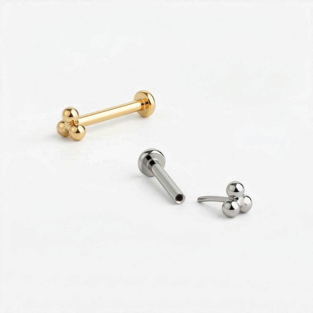 Labret de encaixe em titânio com conjunto de bolas triangular no topo