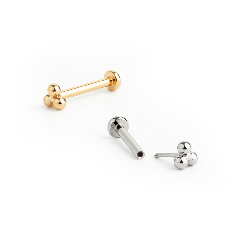 Labret de encaixe em titânio com conjunto de bolas triangular no topo