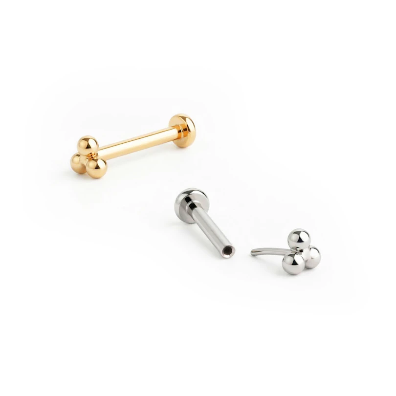 Labret de encaixe em titânio com conjunto de bolas triangular no topo