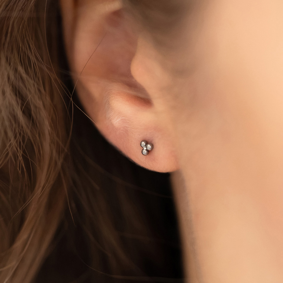 Labret de encaixe em titânio com conjunto de bolas triangular no topo