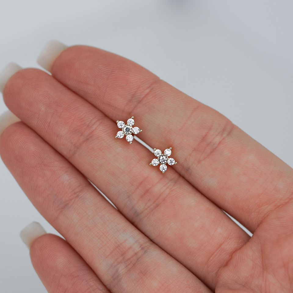 Labret com rosca interna e flor com pedras incrustadas