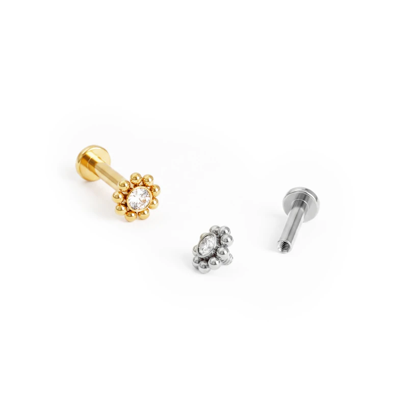 Labret com rosca interna e pequenas contas