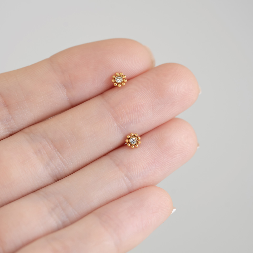 Labret com rosca interna e pequenas contas