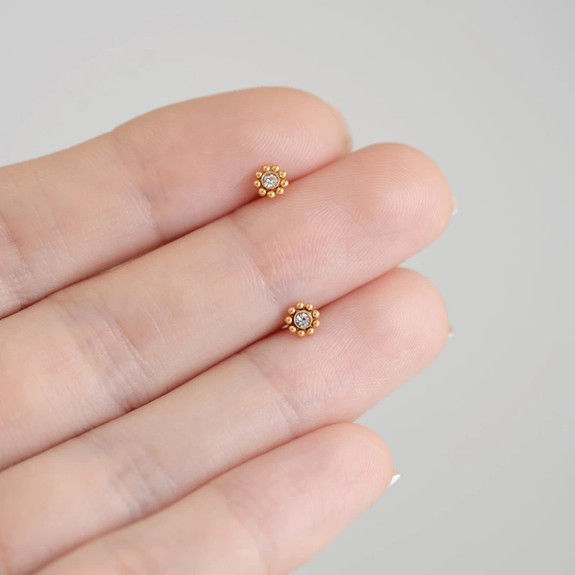 Labret com rosca interna e pequenas contas