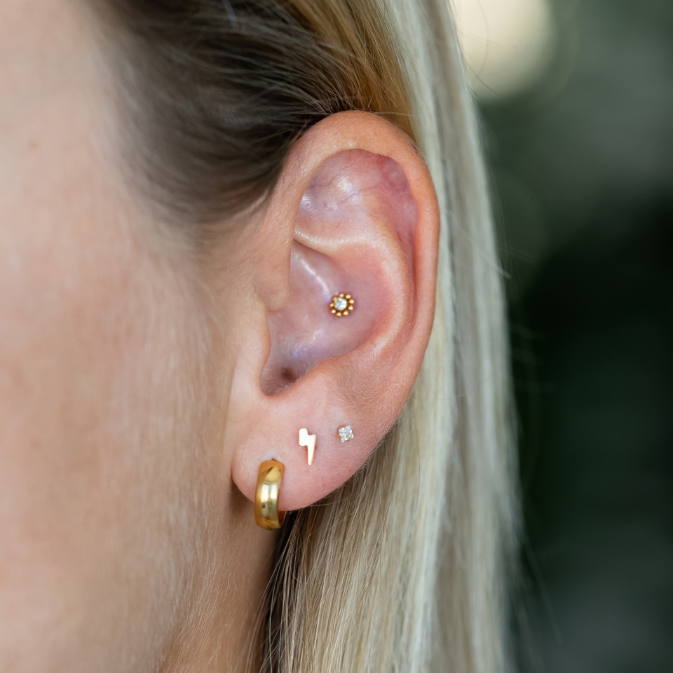 Labret com rosca interna e pequenas contas