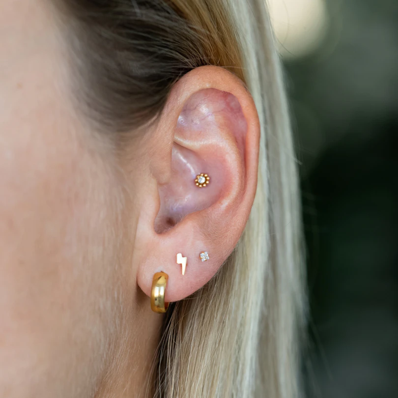 Labret com rosca interna e pequenas contas