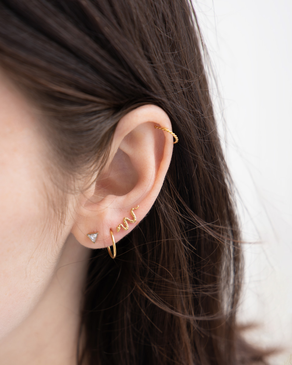 Labret em titânio com rosca interna e pedra em triângulo