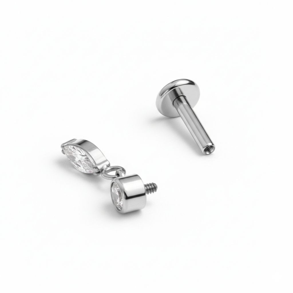 Labret em titânio com pendente em corte marquesa