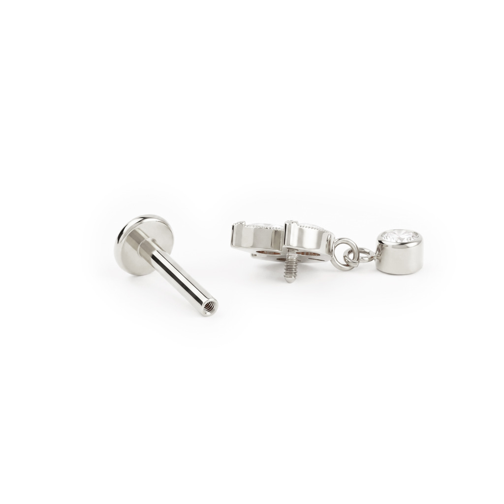 Labret em titânio com flor de lótus e pedra pendente
