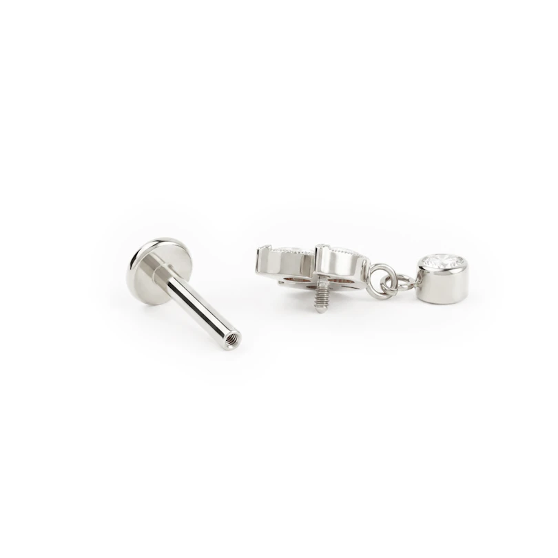 Labret em titânio com flor de lótus e pedra pendente