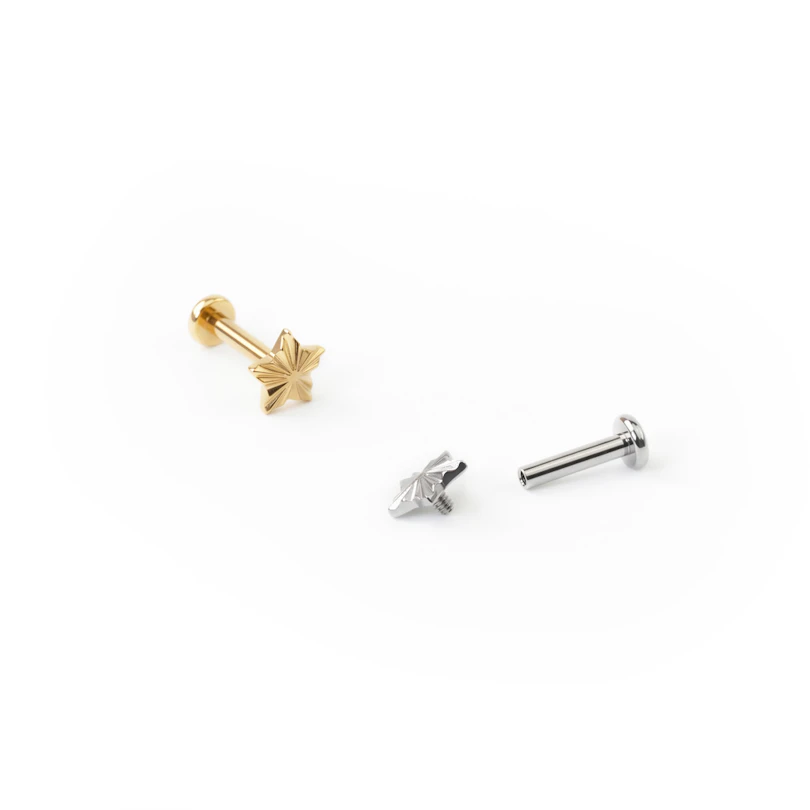 Labret de titânio em forma de estrela com textura