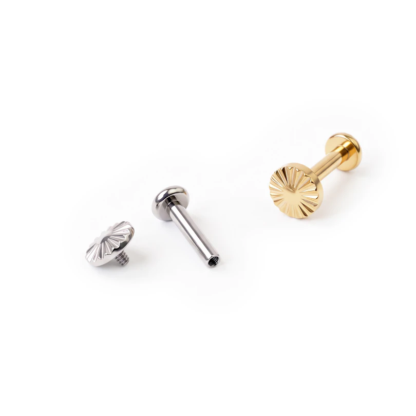 Deslumbrante labret em titânio com topo tipo diamante