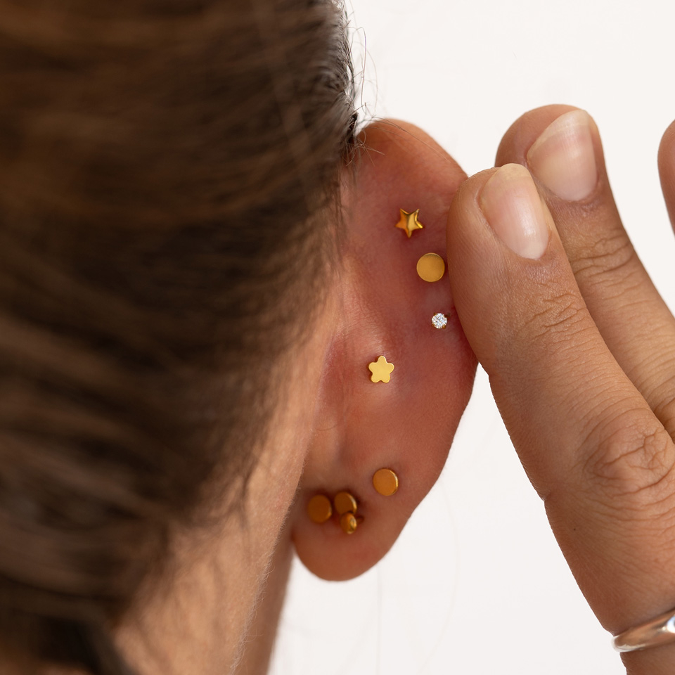 Labret em titânio de encaixe com dois lados: traseira plana em estrela e pedra no topo