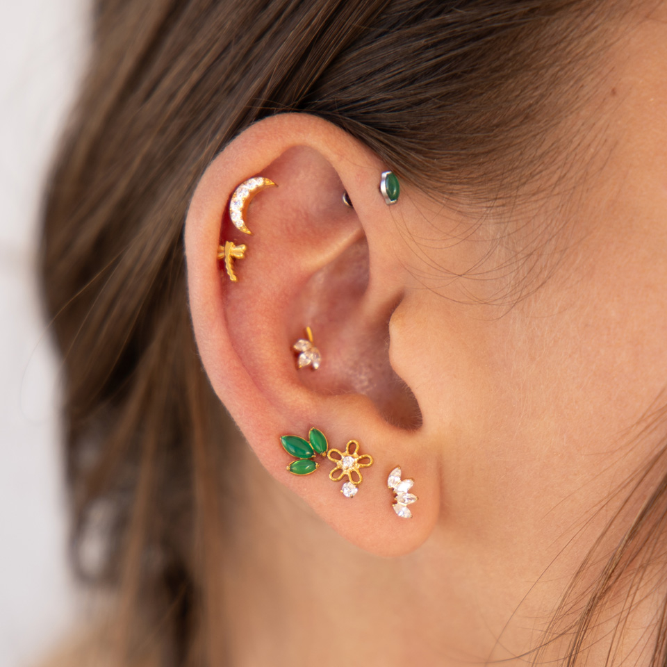 Labret de titânio com lua no topo e estrela na traseira