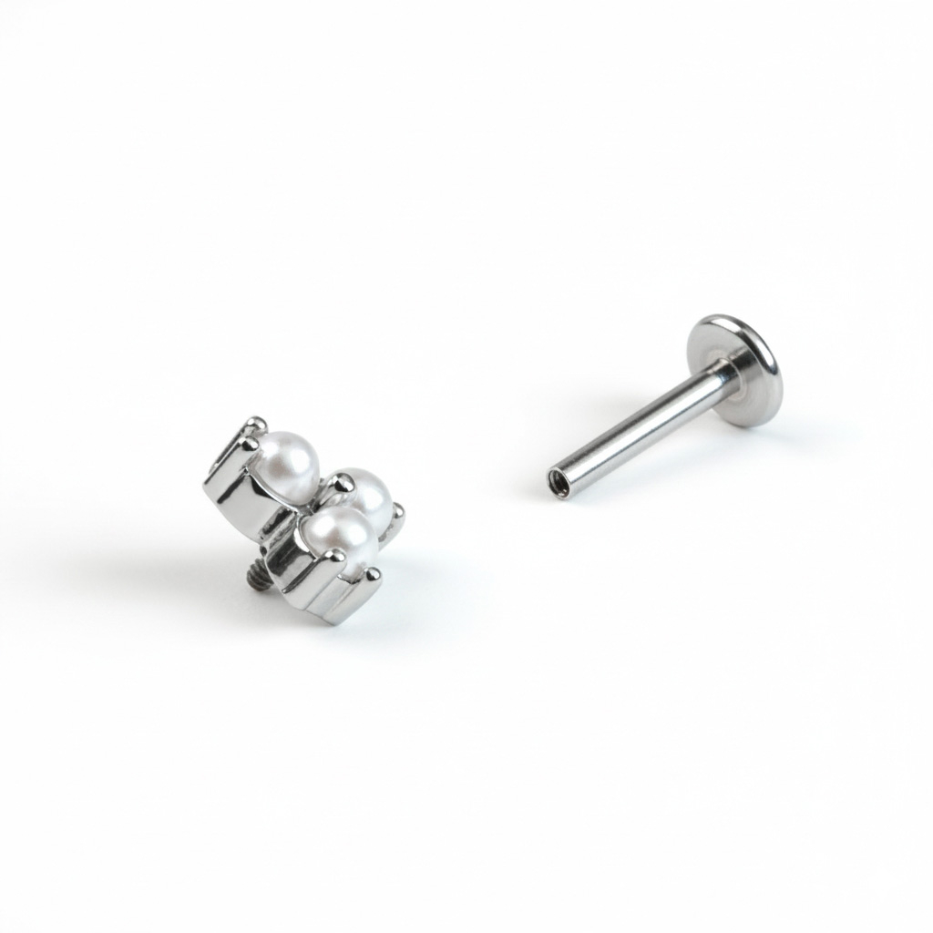 Labret delicado com três pérolas sintéticas