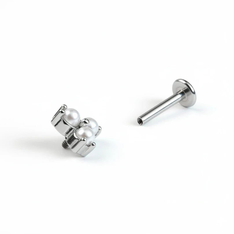Labret delicado com três pérolas sintéticas