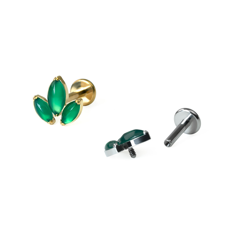 Labret em titânio com três pedras em corte marquesa