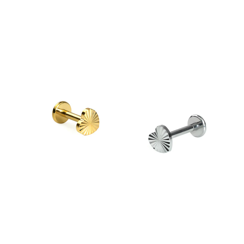 Labret em forma de coração com padrão saliente
