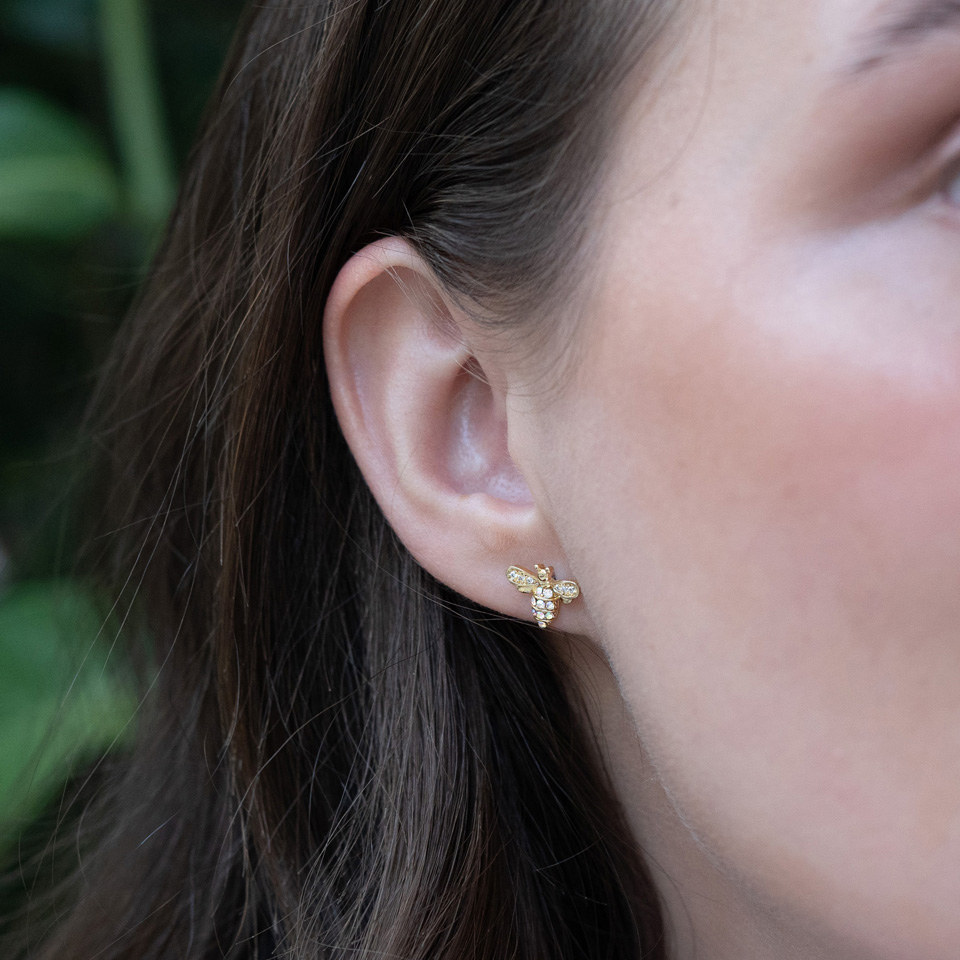 Labret com rosca interna e abelha no topo