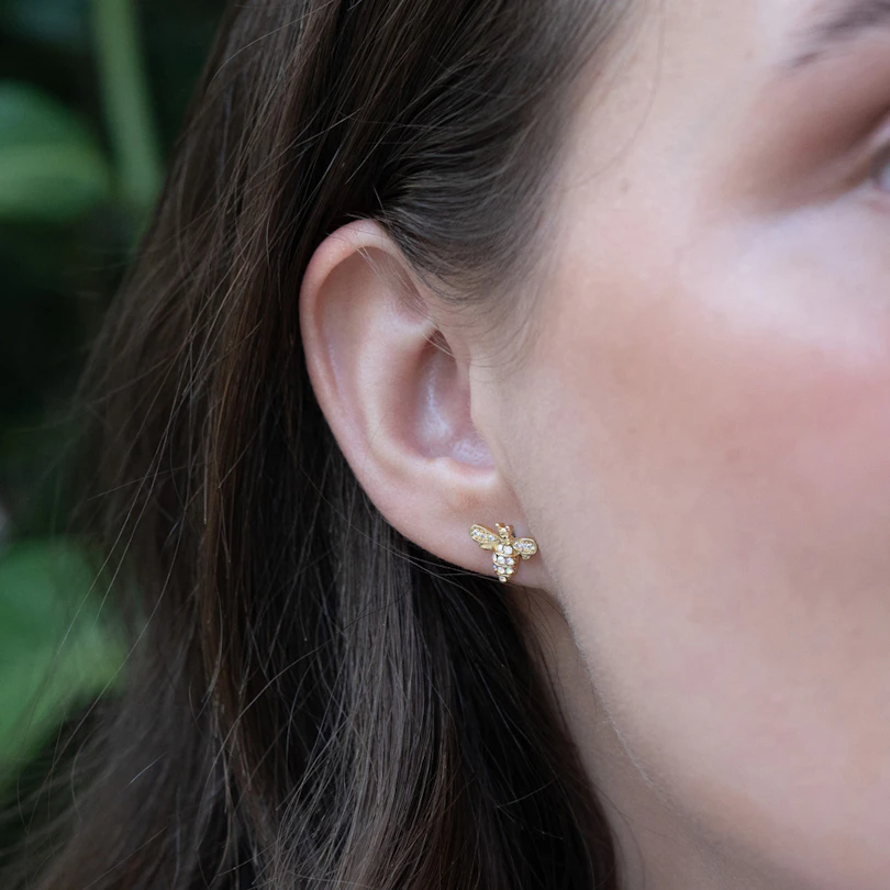 Labret com rosca interna e abelha no topo