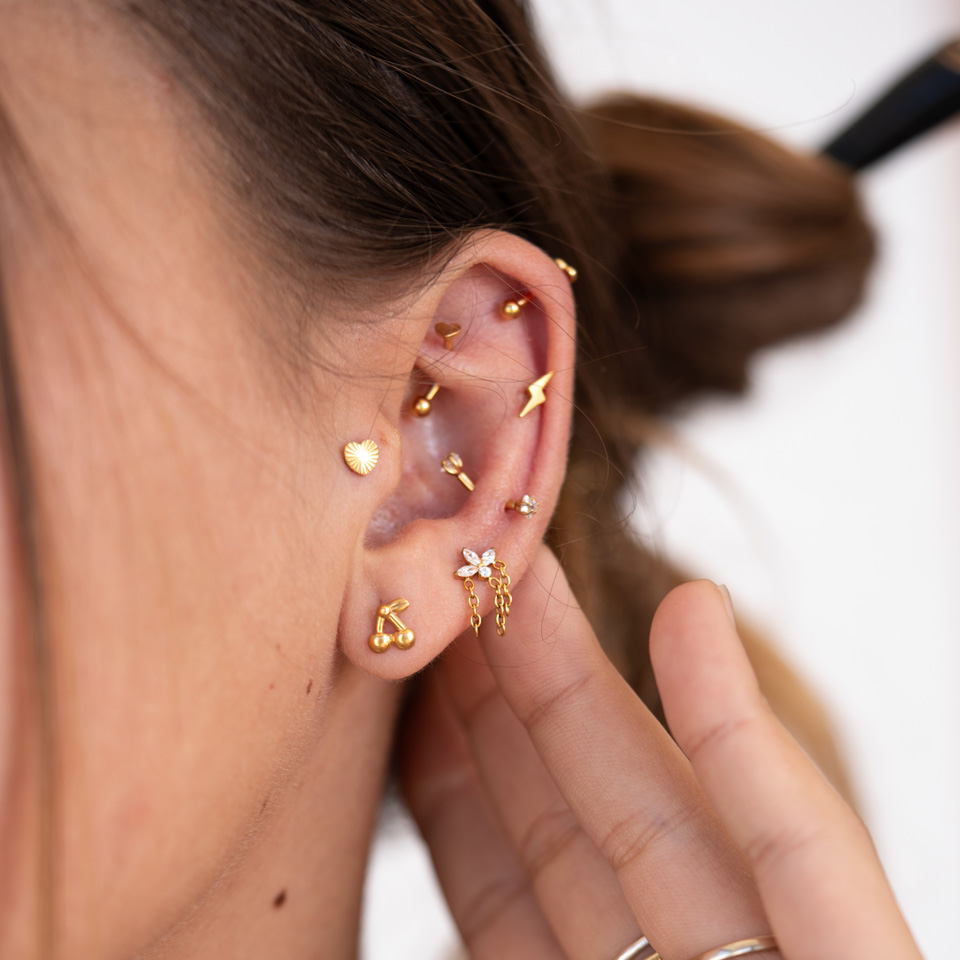 Labret de flores em titânio com correntes