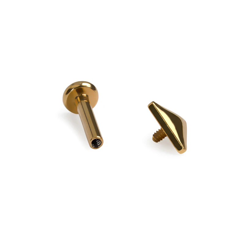 Labret em titânio com topo triangular e rosca interna