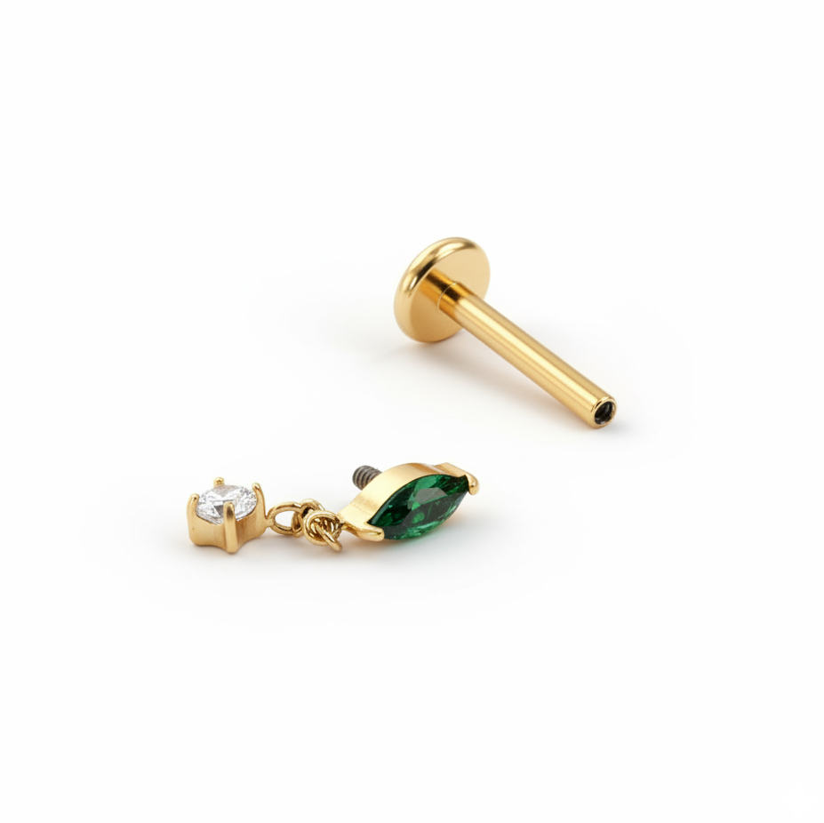 Labret em titânio com pedra esmeralda e pendente