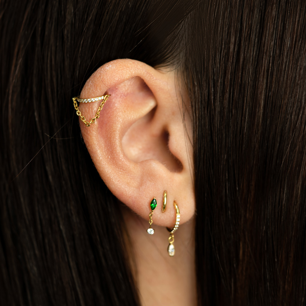 Labret em titânio com pedra esmeralda e pendente