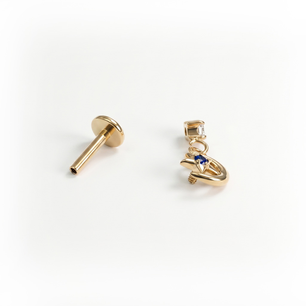 Labret em titânio com lua e estrela e pendente
