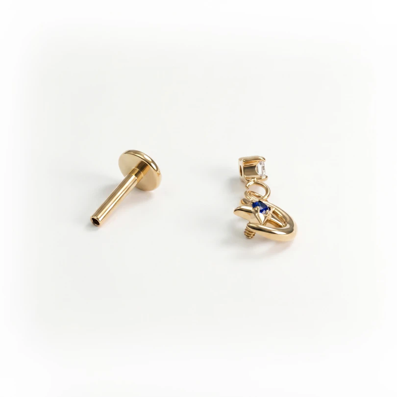 Labret em titânio com lua e estrela e pendente