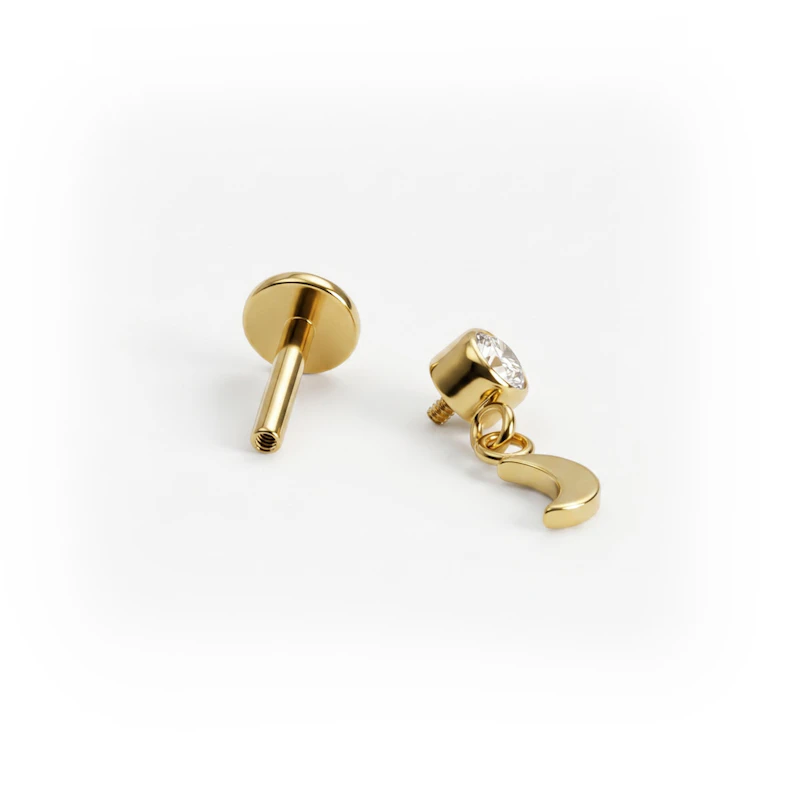 Labret de titânio com pendente de lua