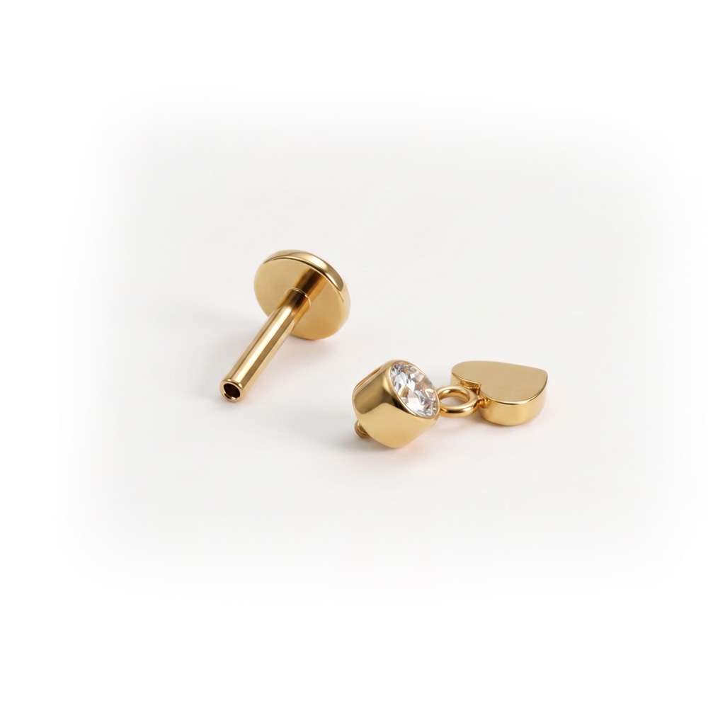 Labret em titânio com coração pendente