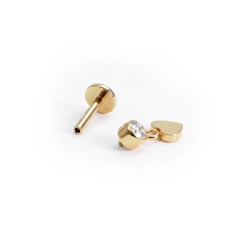 Labret em titânio com coração pendente