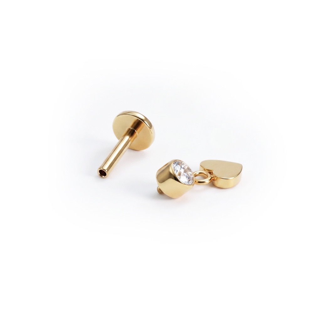 Labret em titânio com coração pendente