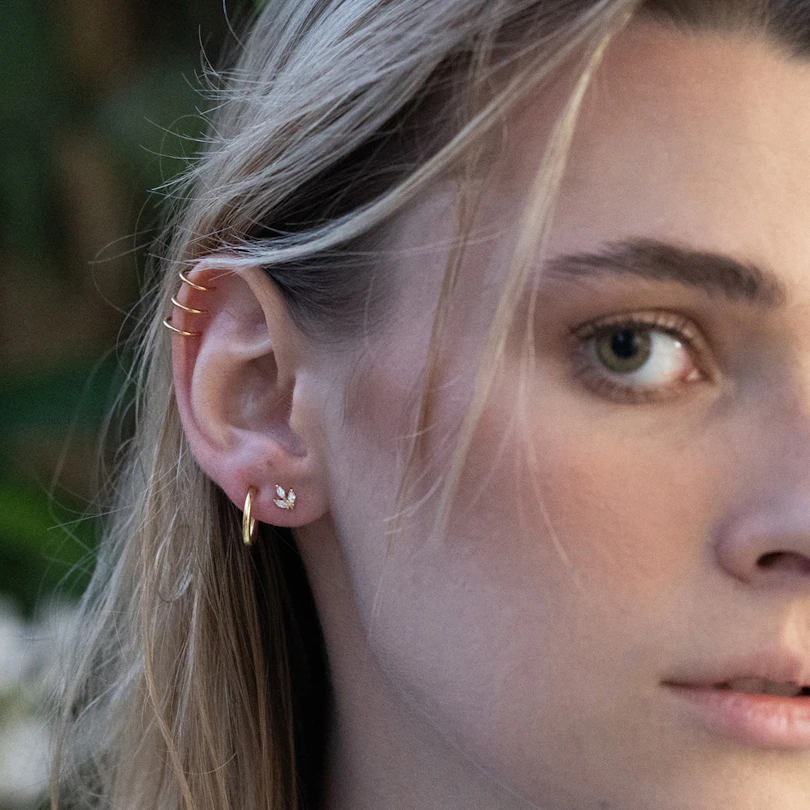 Orelha piercing falso