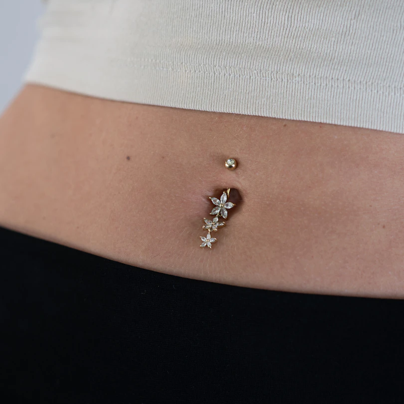 Umbigo piercing com pendente de três flores marquise