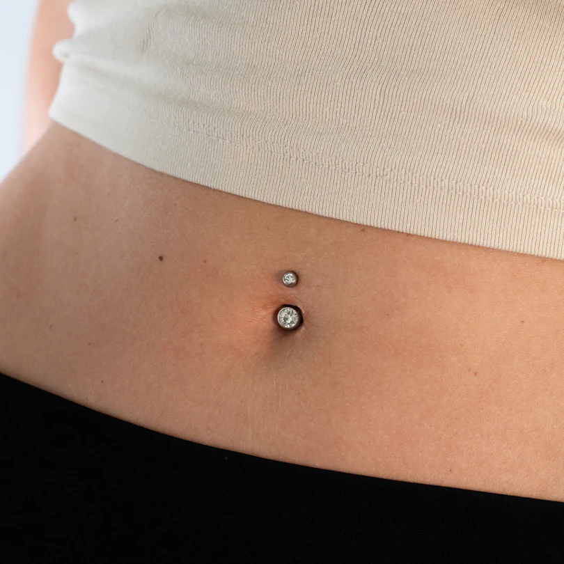Umbigo piercing de aço cirúrgico com duas pedras coloridas em várias cores