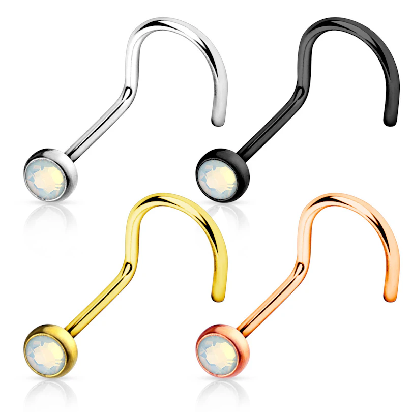 Nariz piercing em cores diferentes com uma pedra opala