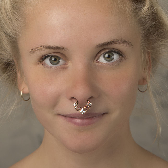 Septo piercing com ornamentos e pedras quadradas