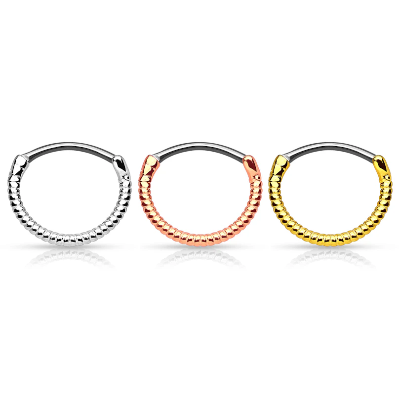 Septo piercing com um desenho de espiral ao redor