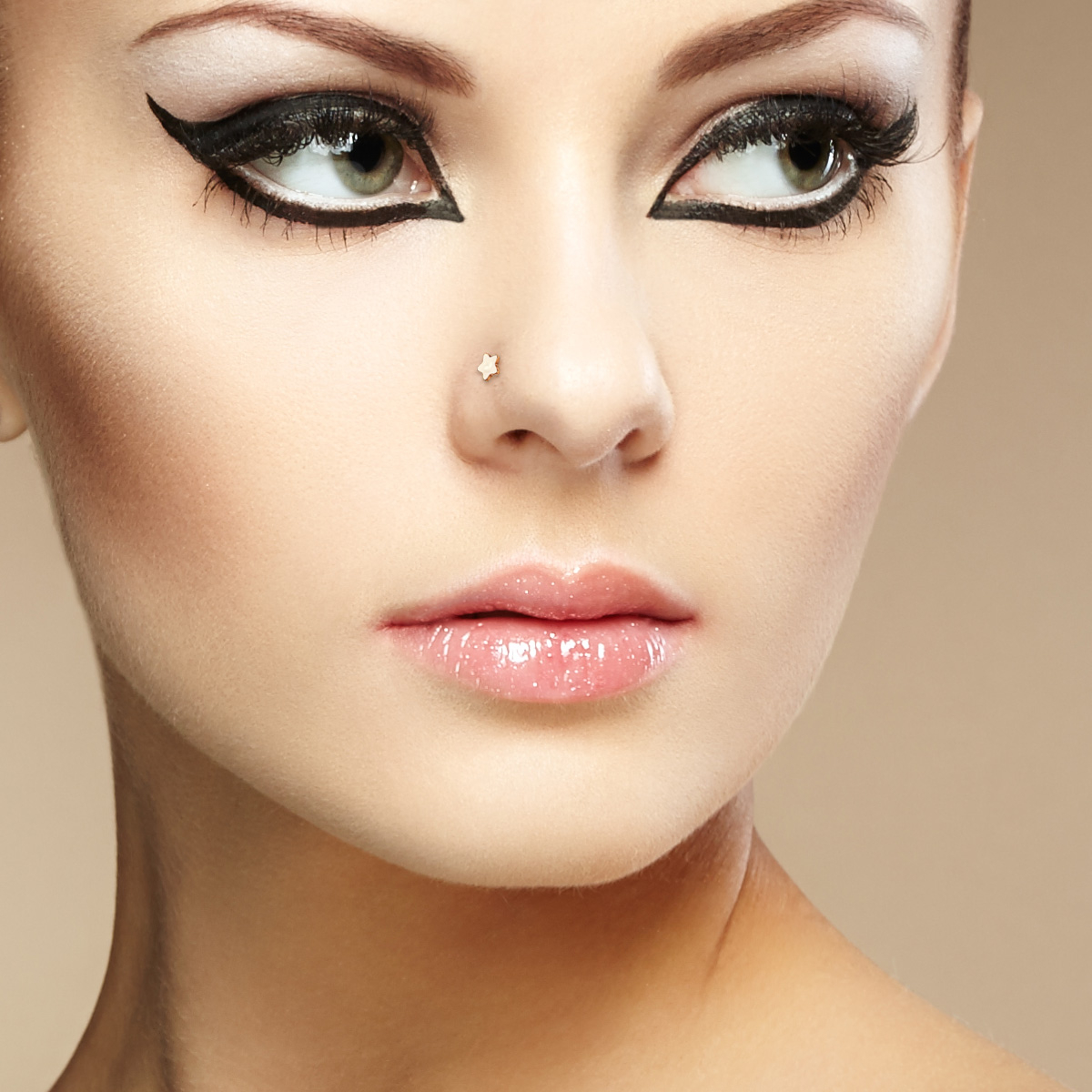 Nariz piercing com figuras diferentes