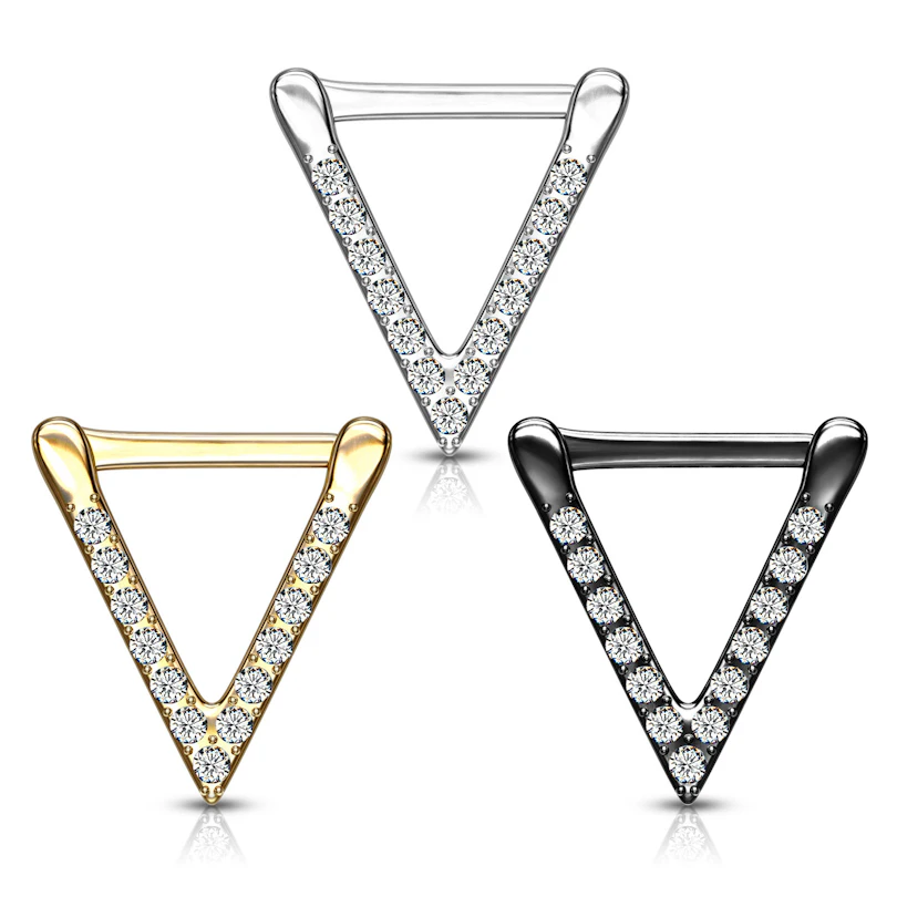 Septo piercing com forma triangular cravejada de pedra