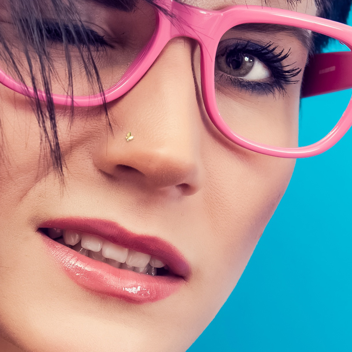 Nariz piercing de ouro 14 quilates com uma borboleta